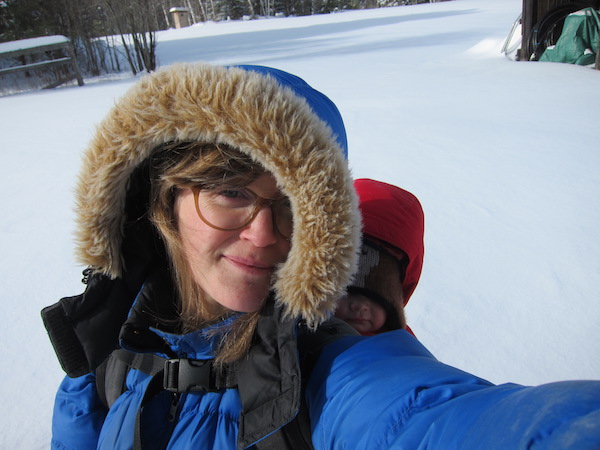 Charlotte and Avery enjoying the snow / Charlotte et Avery s'amusent dans la neige