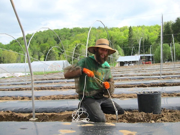 Caleb battles the blackflies in style / Caleb se protège contre les bibittes noirs avec style